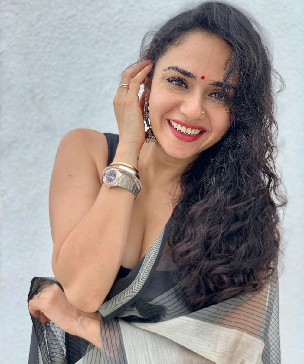 Pune Times on X: Even if @OfficialAmruta decides to post saree pics daily,  hum repost karne ke liye 'Raazi' hain! Because we love her so much! ❤️🖤 # AmrutaKhanvilkar t.coNVfMR4aCBc  X