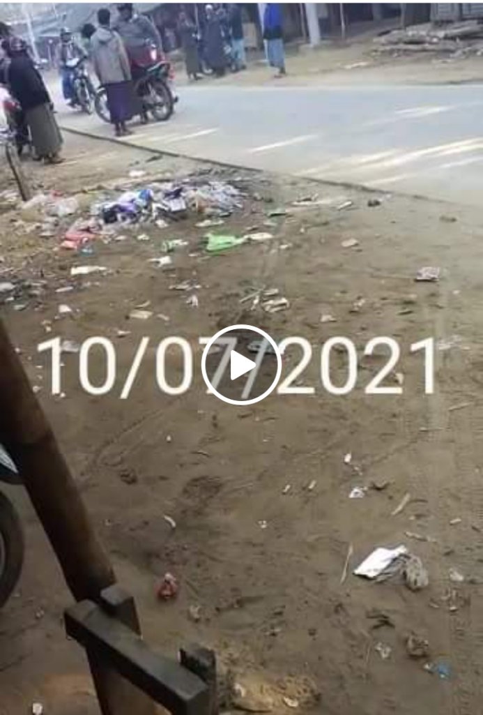 TechnicalShabb3's tweet photo. When a #Rohingya was driving motorcycle with a passenger on the road in Maung Daw, a #Myanmar terrorist government called MOTOBI started beating and extorted him 70k Kyat despite having full documents of motorbike and he was released with his motorcycle.
#WhatsHappeningInMyanmar https://t.co/fHFc6xIiiN