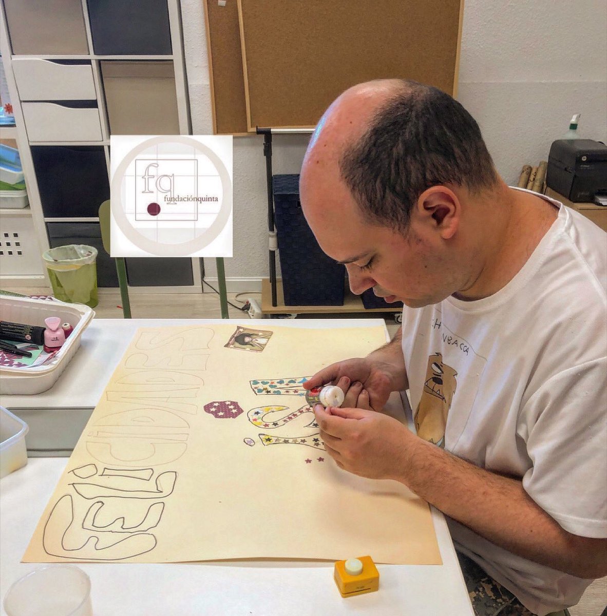 info_quinta's tweet photo. En la Fundacion Quinta 🧩 este curso hemos incorporado actividades nuevas en el Taller Adultos para #personasconTEA #Autismo (telares, alfombras, collage de recortes…) https://t.co/m6quBoKmjX