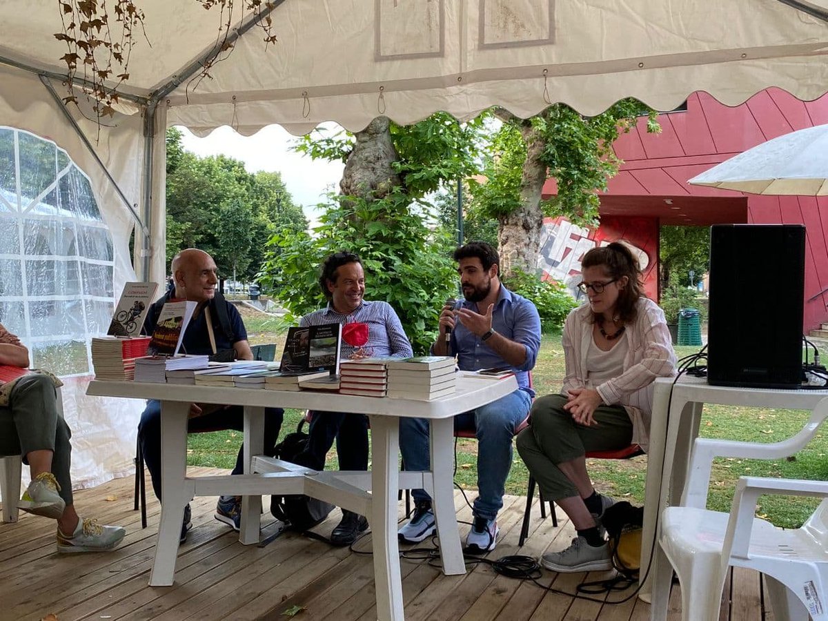 Una foto dell'evento di mercoledì 7 luglio al Comala di Torino con la presenza del nostro Domenico Scarcello alla presentazione del libro "Compagni: racconti di vita in fabbrica" di Vito Montrone.

#GDPiemonte #GiovaniDemocratici