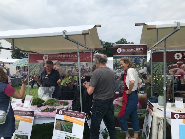 HerenboerAssen's tweet photo. Eindelijk weer eens mensen face to face spreken en enthousiasmeren voor boeren met de natuur.
Dat hebben we erg gemist.
Dit keer met groente van onze eigen boerderij!! ✅
Morgen weer!
#Wolfeest #Balloo https://t.co/OXDefUsCQB