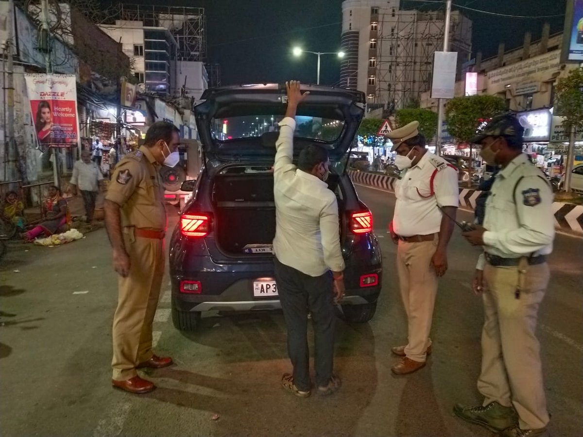 VjaCityPolice's tweet photo. Vijayawada city – Vijayawada City Police conducted vehicle checking in their respective jurisdictions in the limits of Vijayawada Police Commissionerate and conducted a special mask drive & imposed fines for those who are violating covid norms. #maskdrive #VehicleChecking https://t.co/ZLU0gG8s9z