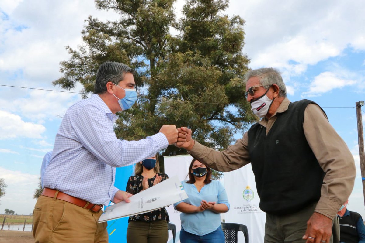 ¡Hoy es un gran día! ¡Un día de emociones! 👏🏻

Participamos junto al intendente Mauro Leiva en la entrega de 22 títulos de propiedad de tierra rural en 993 hectáreas con 45 hectáreas promedio para 22 productores y productoras.