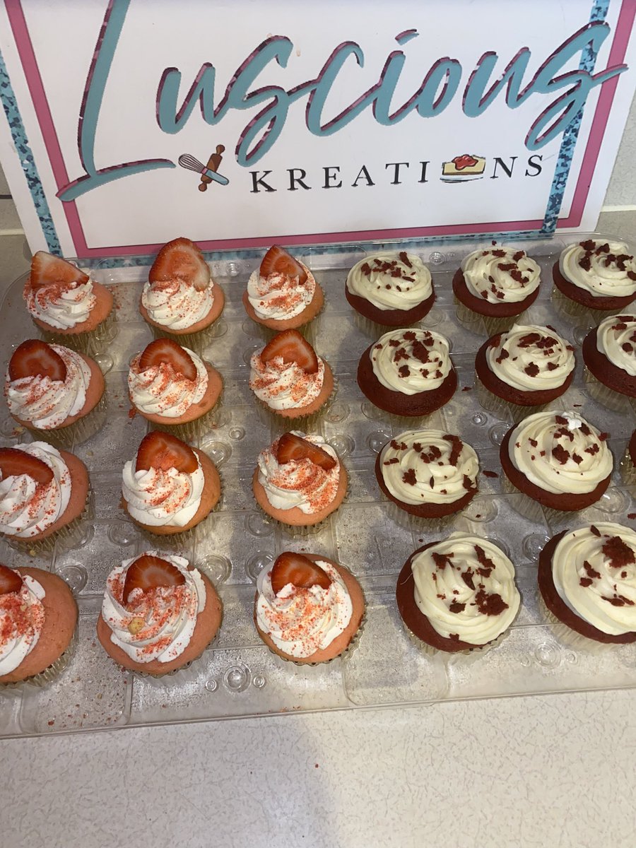 tatytatt's tweet image. Strawberry x Red Velvet x Banana Pudding cupcakes 🤤 #Lusciouskreations