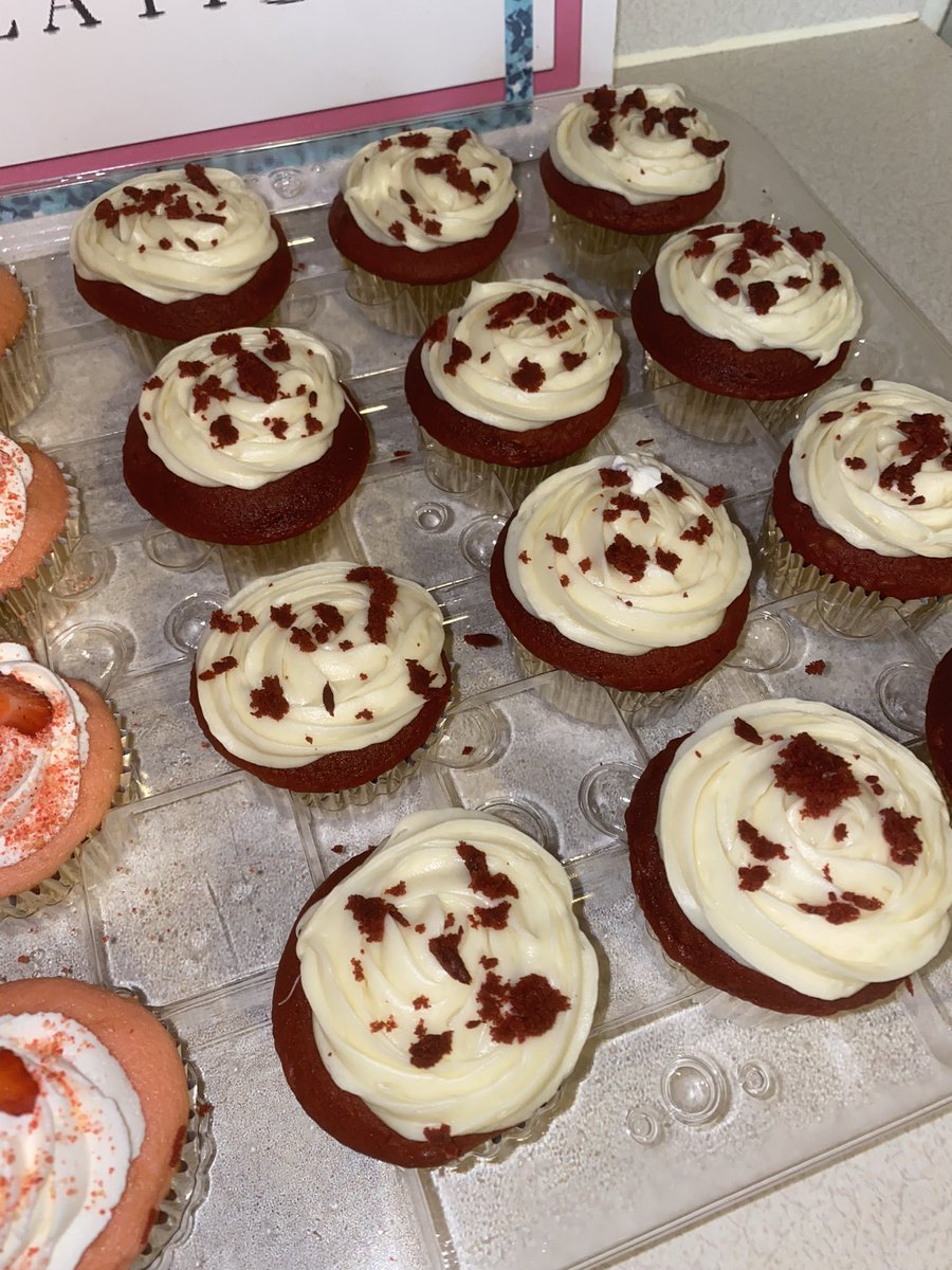 tatytatt's tweet image. Strawberry x Red Velvet x Banana Pudding cupcakes 🤤 #Lusciouskreations