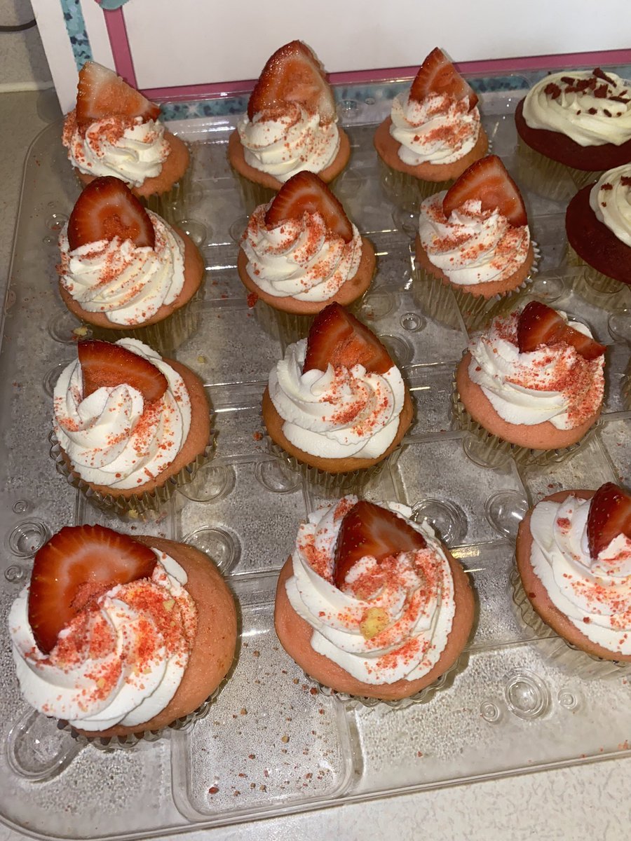 tatytatt's tweet image. Strawberry x Red Velvet x Banana Pudding cupcakes 🤤 #Lusciouskreations