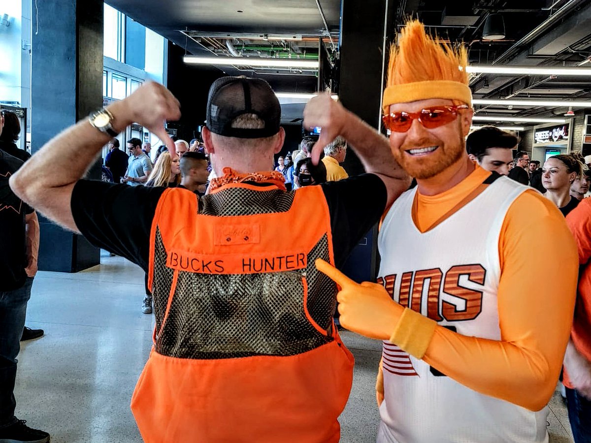 The_Real_Batz's tweet photo. @PHXMRORNG @azc_obert Thank you for the Game 2 photo op @PHXMRORNG ! #BucksHunting #RallyTheValley Let's go!

P.S. Nice piece @azc_obert ! https://t.co/GcIU7sN9QG