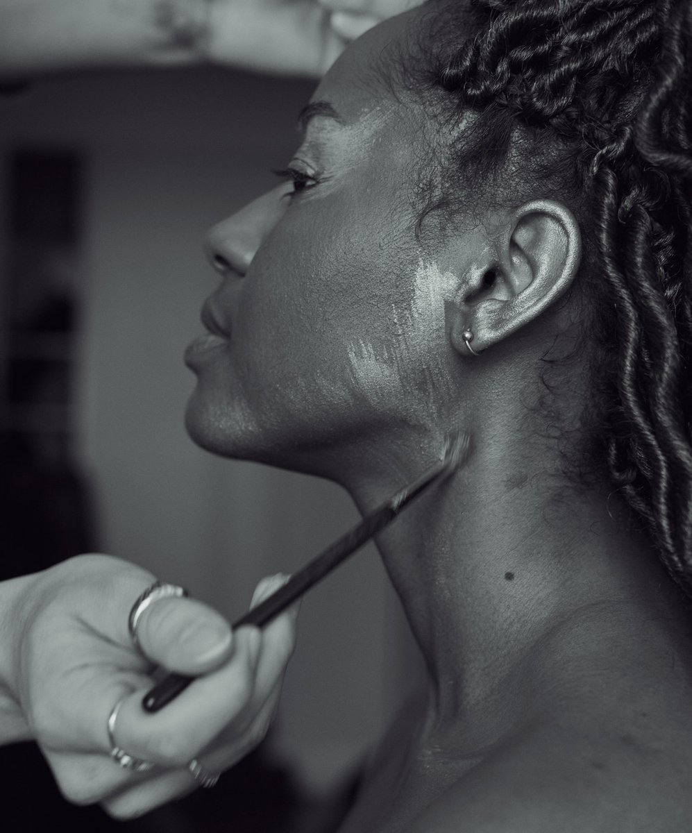 🎶 Scéance de maquillage avant le shooting qui servira à créer la pochette  de notre disque 🎶
#BACKSTAGE #makeupartist #makeup #visage #face #beauty #beautiful #africanwoman #photooftheday #blackandwhitephotography #ArtistOnTwitter #ArtistoftheSummer