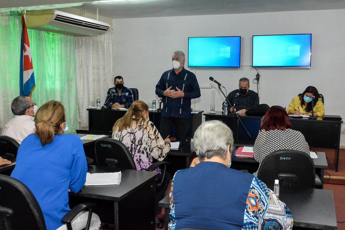 PresidenciaCuba's tweet photo. El presidente @DiazCanelB reconoció que #Camagüey cuenta con potencialidades para enfrentar el actual escenario epidemiológico que impone la #COVID19
#CamagüeyPorLaVida
#CubaPorLaVida 🇨🇺 https://t.co/kd2pRZ3v5X