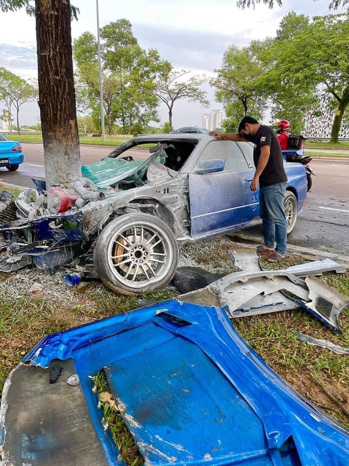 thefaizzainal's tweet photo. Nissan GTR R34, salah satu khazanah JDM yang dipuja. Baru 20 minit pembelian, broker bawa dan eksiden. Owner baru tak sempat nak rasmi lagi. 😭

Gambar : Ezzat Tahir https://t.co/4lPcbL23D8