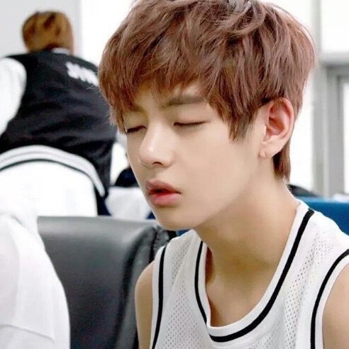 cooing_tae's tweet photo. 어릴 때부터 졸리면 눈도 못 떠 애깅 https://t.co/6peZ669E2Y
