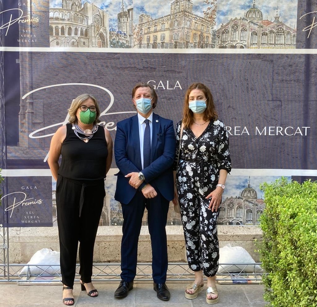 MCentralVlc's tweet image. ✅⭕️ #MercatEnDirecte
Recibimos con gran orgullo el premio de @SeuXereaMercat a la Asociación de Vendedores del Mercado Central por su trabajo en unos meses tan complicados.