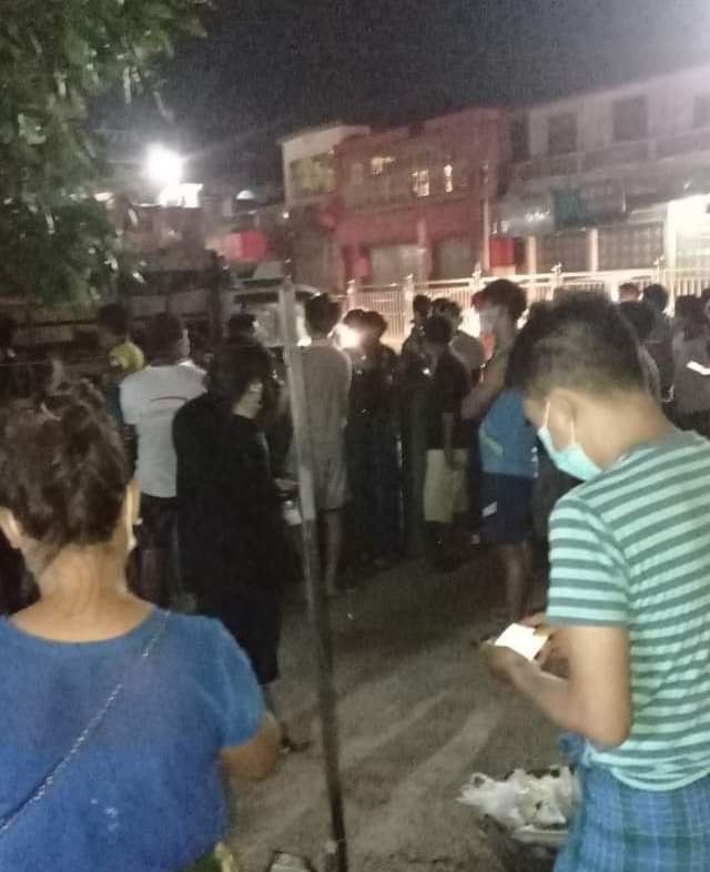 MayWongST's tweet photo. Scene in #Lashio, northern #Shan state where #Myanmar citizens are waiting to get oxygen tank refills for #Covid19 patients at home as either hospitals are overloaded or that many boycotting use of #military-operated medical facilities to treat themselves #WhatsHappeningInMyanmar https://t.co/eMZqSy471h