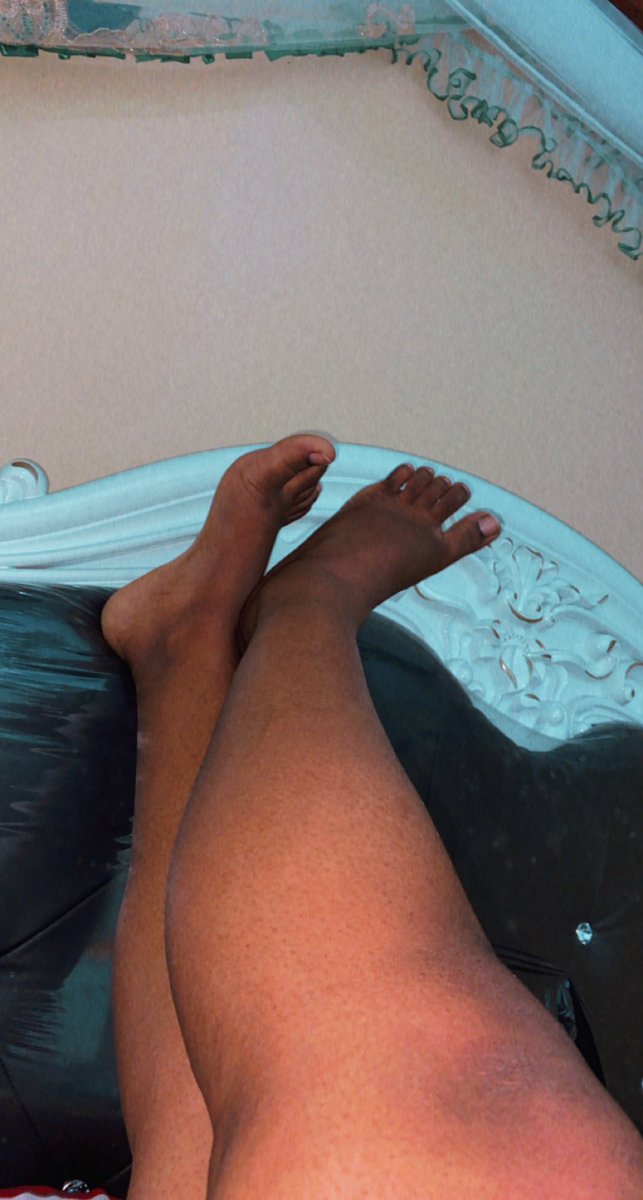reineness044's tweet photo. Qui pour être sous mes pieds les larbins ?? #soumis #soumisdevoir #fetichiste #paypal #larbin #sousmerde #salchien https://t.co/u6gbrp2vsc