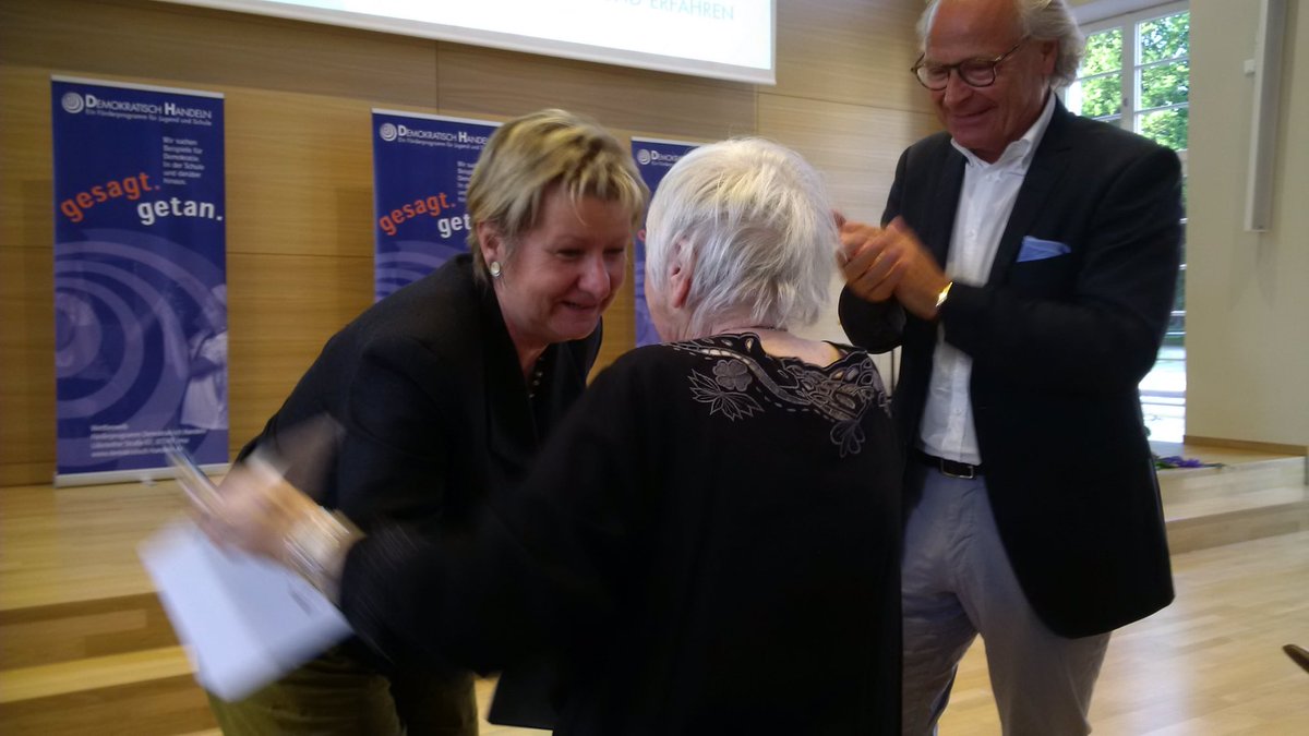 SylviaLoehrmann's tweet photo. Schöne Erinnerung: Laudatio zum verdienten Hildegard-Hamm-Brücher-Preis. Ich verneige mich vor ihr; wir werden in ihrem Sinne weitermachen! #niewieder Rip verehrte, liebe Esther #Bejerano https://t.co/jvTXznvD5u