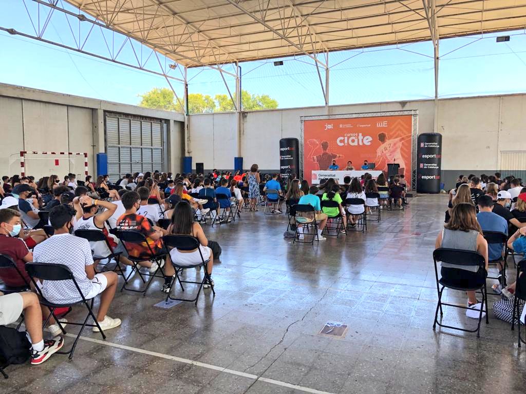 esportcat's tweet photo. Anna Caula ha entregat els diplomes del CIATE (curs d'iniciació a tècnic esportiu) de dinamitzadors, que han fet 356 alumnes, i de CIATE de gestió, seguit per 154 alumnes. 

👉Són joves procedents dels 965 centres del Pla Català d'Esport a l'Escola (PCEE) 2020-21

#esportcat https://t.co/L05EJziKOU