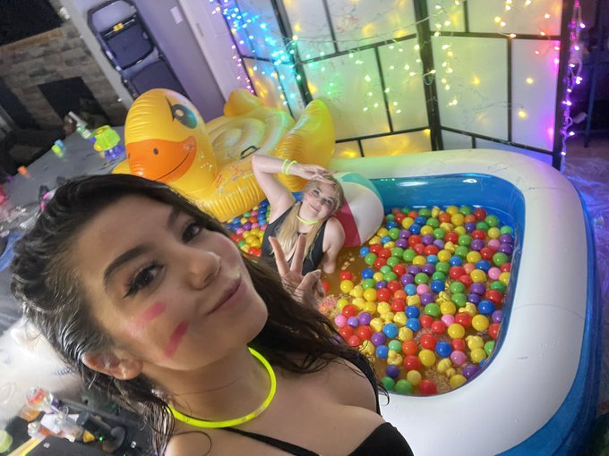 THANK YOU SO MUCH TO EVERYONE WHO WATCHED MY HOTT TUB STREAM I DID WITH @OHMYJEANMARIE TO RAISE MONEY