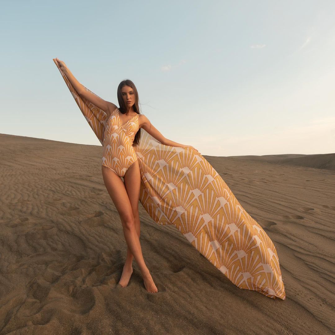 The deep V-neckline of Saffron’s one piece are strategically placed to highlight your waist. 

@zingaraswimwear
.
.
.
.
.
#FashionDrive
#style
#banana
#look
#fashion
#fashionista
#outfit
#swimwear
#moda
#ootd
#beach