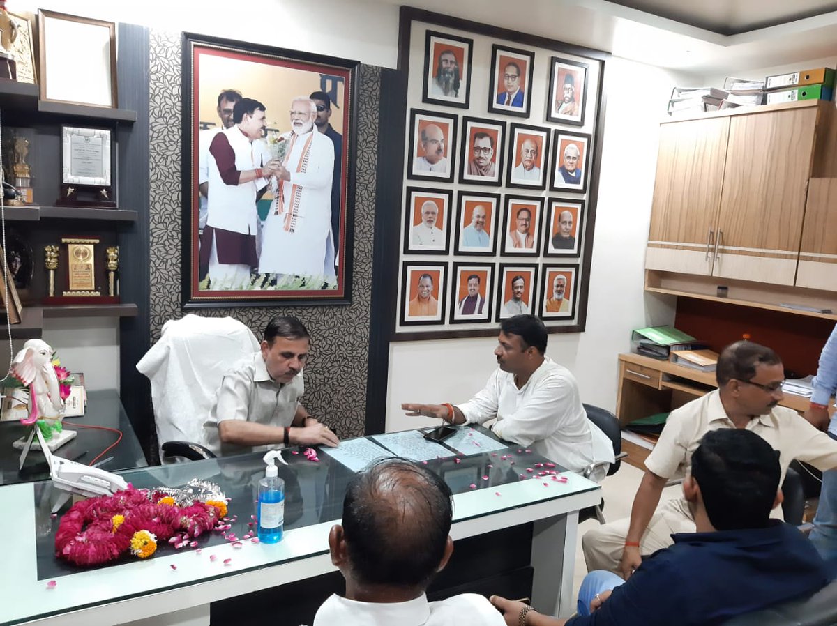 BJPVinodSonkar's tweet photo. मेरे संसदीय क्षेत्र के नेवादा ब्लॉक से आज संदीप मिश्रा जी ब्लॉक प्रमुख निर्वाचित होने के उपरांत मेरे प्रयागराज आवास पर आकर मुझसे मिले और स्वागत किया।

संदीप मिश्रा जी को जीत की बहुत-बहुत बधाई।
@myogiadityanath @swatantrabjp @RadhamohanBJP @sunilbansalbjp @sunilozabjp @BJP4UP https://t.co/1Mh9sDlUi9