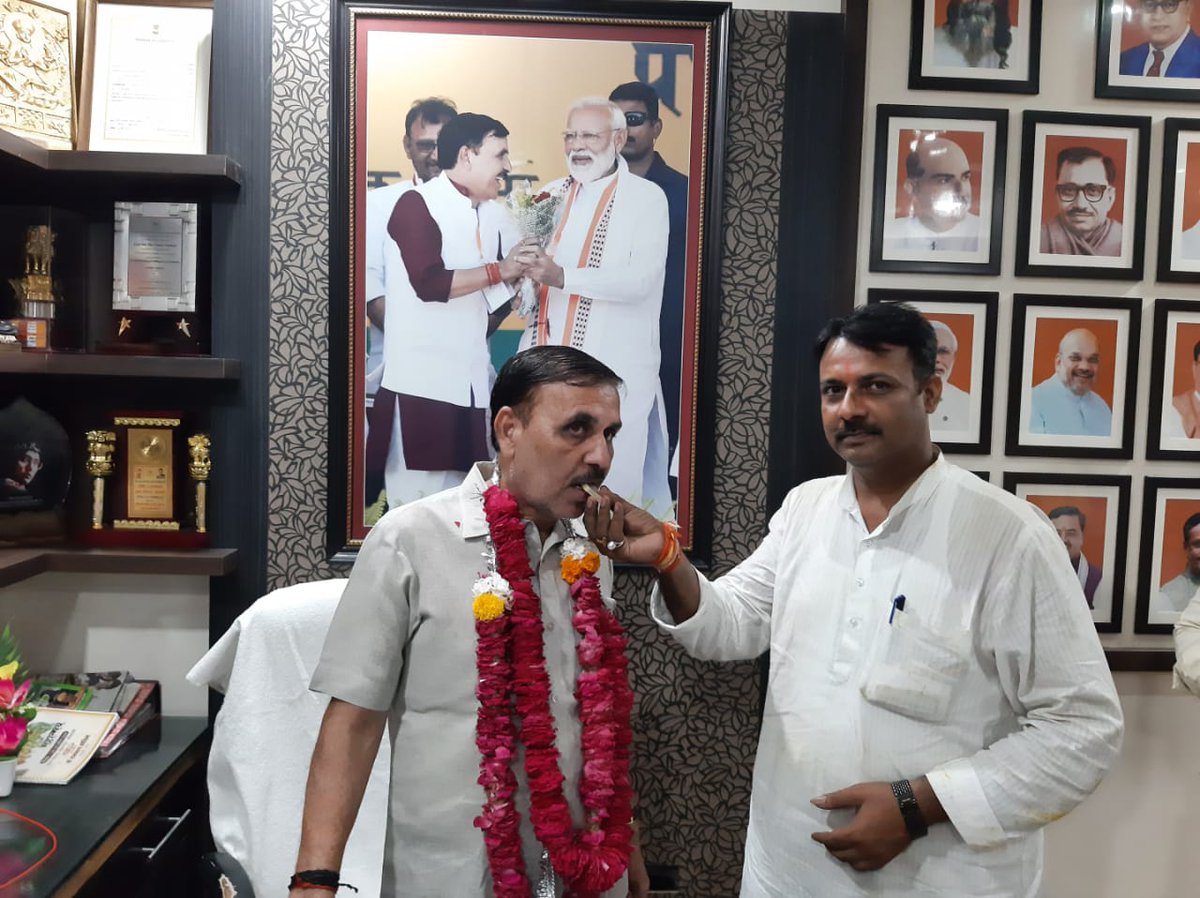 BJPVinodSonkar's tweet photo. मेरे संसदीय क्षेत्र के नेवादा ब्लॉक से आज संदीप मिश्रा जी ब्लॉक प्रमुख निर्वाचित होने के उपरांत मेरे प्रयागराज आवास पर आकर मुझसे मिले और स्वागत किया।

संदीप मिश्रा जी को जीत की बहुत-बहुत बधाई।
@myogiadityanath @swatantrabjp @RadhamohanBJP @sunilbansalbjp @sunilozabjp @BJP4UP https://t.co/1Mh9sDlUi9