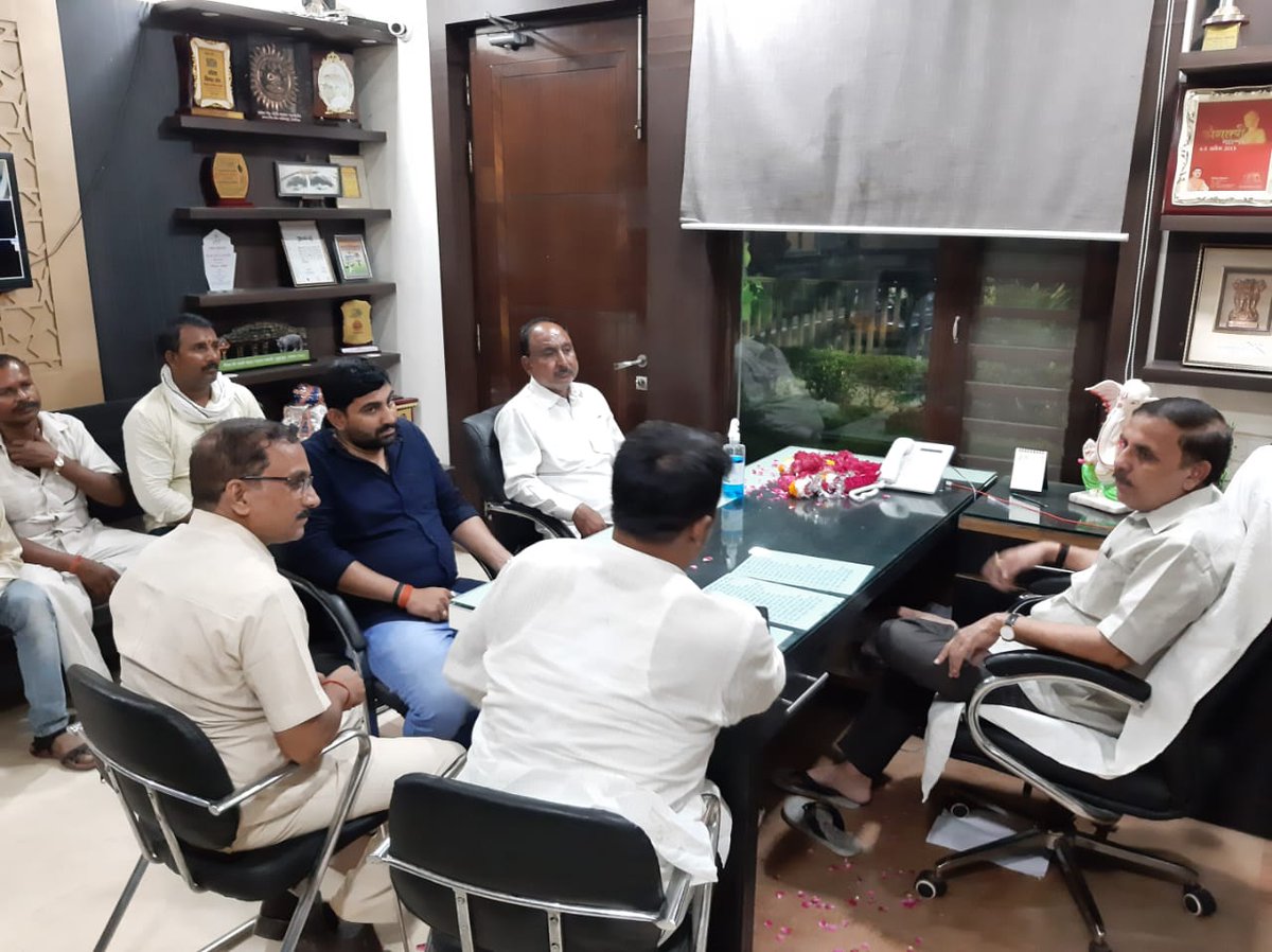 BJPVinodSonkar's tweet photo. मेरे संसदीय क्षेत्र के नेवादा ब्लॉक से आज संदीप मिश्रा जी ब्लॉक प्रमुख निर्वाचित होने के उपरांत मेरे प्रयागराज आवास पर आकर मुझसे मिले और स्वागत किया।

संदीप मिश्रा जी को जीत की बहुत-बहुत बधाई।
@myogiadityanath @swatantrabjp @RadhamohanBJP @sunilbansalbjp @sunilozabjp @BJP4UP https://t.co/1Mh9sDlUi9