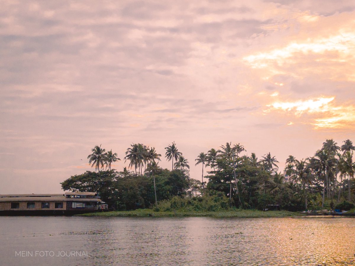 laneOfPixels's tweet photo. Sunsets! 😍

#kerala #aleppey #alappuzha #backwatersofkerala #keralabackwaters #IncredibleIndia #photography #keralatourism #Travel #travelphotography #photooftheday #photographylovers #teampixel #yourshotphotographer #goldenhour #pinkhour #skyonfire https://t.co/kE8dZ0flh1