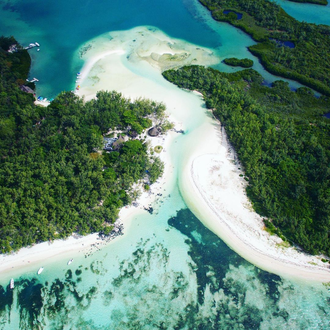 Niché dans l'un des cadres les plus pittoresques et les plus tranquilles de l’île Maurice, l'Ile Aux Cerfs est un vrai paradis pour les amoureux de nature.
#ilemaurice #mauritius #mauritiusnow
📸 <a href="/flyingprod/">Troels Frydensberg</a>
📍 Île aux Cerfs