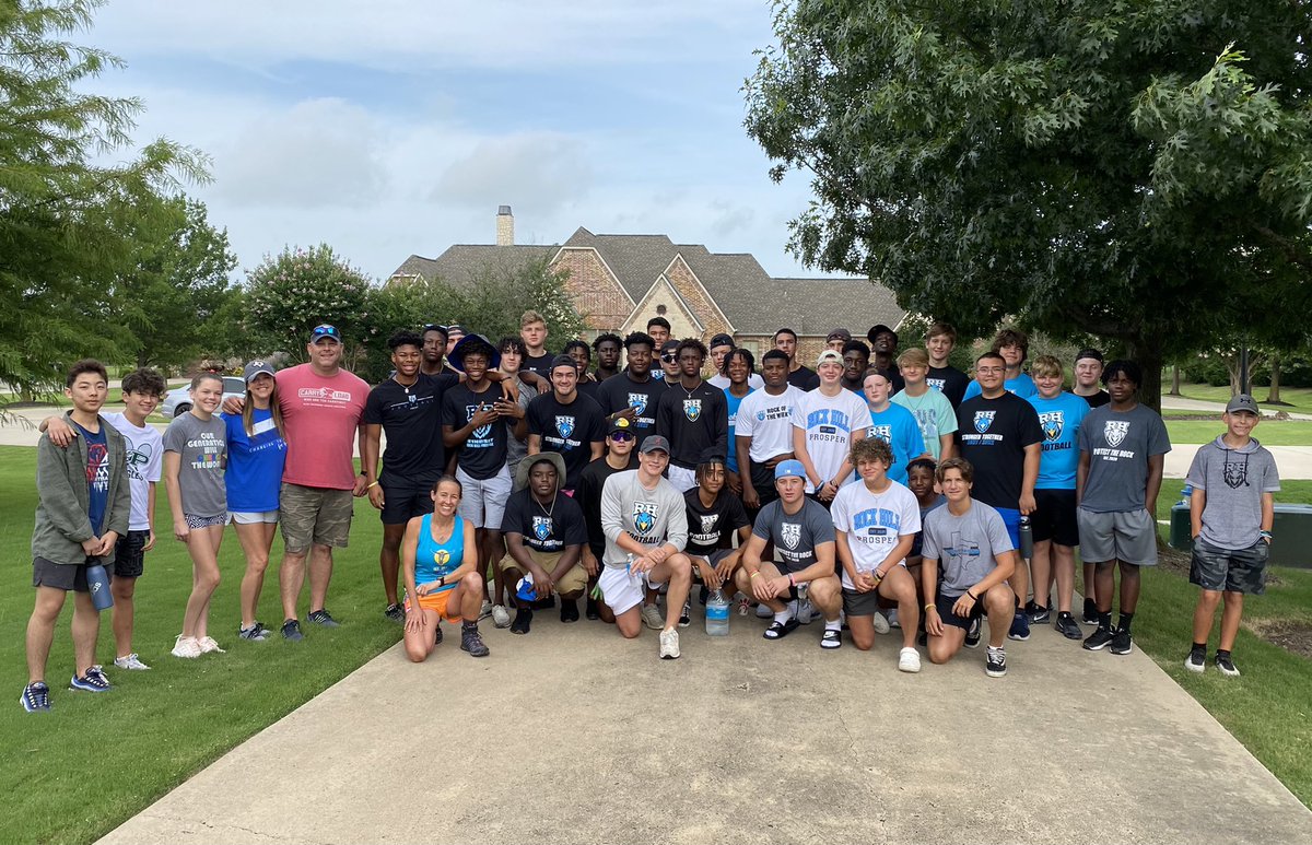MarkHum7's tweet photo. Service before self. Great Saturday morning with @kidsprosperkids &amp; @RockHillFB1 in community roadside cleanup. Proud of our young men, coaches &amp; TEAM. #ProtectTheRock https://t.co/JQtbGqHwL1