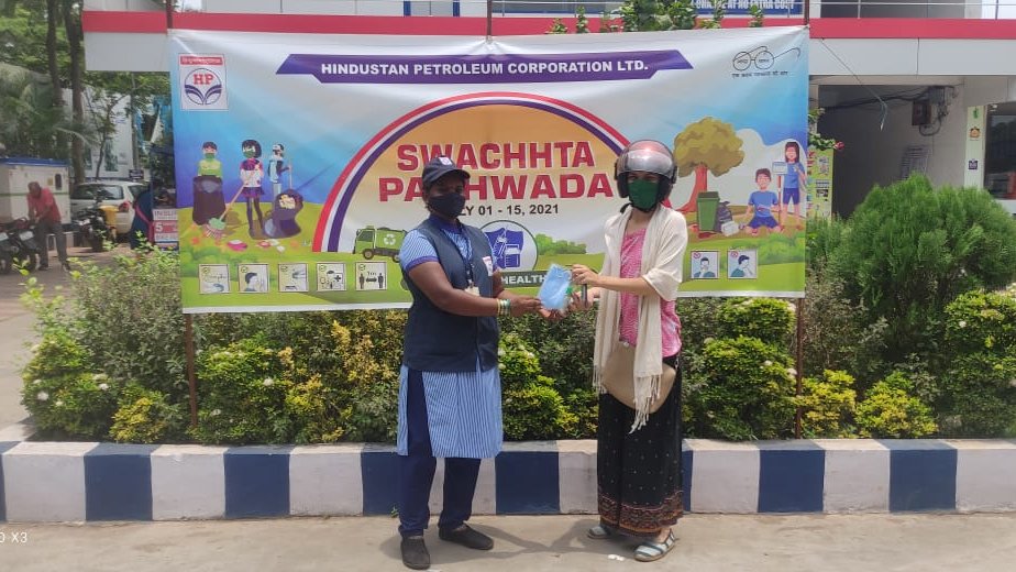 hpcl_Visakh's tweet photo. HPCL Classic Outlet, Malkapuram distributed Sanitization Kits to the Customers on the occasion of Swachhata Pakhwada https://t.co/S14amCrcxq