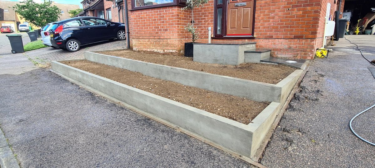 ProjectLandsca3's tweet image. Front garden tidy up in Thurston.
New steps and rendered beds ready for planting.

#plants #render #raisedbeds #steps