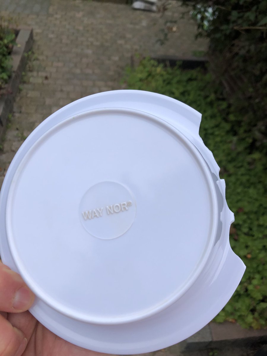 Palsenberg's tweet photo. Goed.. ik heb hulp nodig. Het bakje van mn jongste is gevallen, en kapot. Hij is er door z'n autisme heel erg aan gehecht. Iemand een idee of ze nog te krijgen zijn ? Ongeveer 10 jaar geleden gekocht in Noorwegen. RT == heel erg gewaardeerd. https://t.co/UuQGKX5sn7