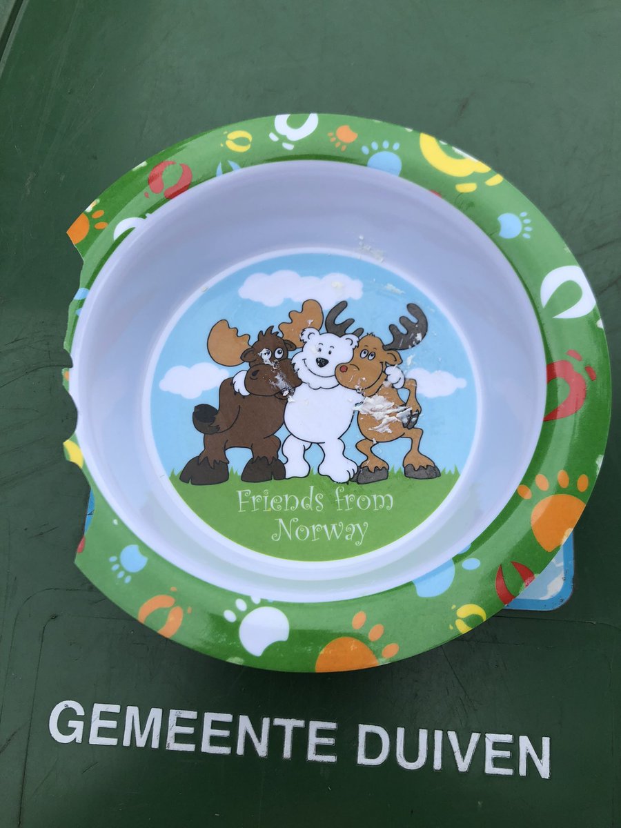 Goed.. ik heb hulp nodig. Het bakje van mn jongste is gevallen, en kapot. Hij is er door z'n autisme heel erg aan gehecht. Iemand een idee of ze nog te krijgen zijn ? Ongeveer 10 jaar geleden gekocht in Noorwegen. RT == heel erg gewaardeerd.