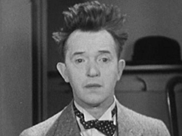 TalkingPicsTV's tweet image. The simple premise of Stan visiting Ollie in the hospital is loaded with comic potential, as we will see #hardboiledeggsandnuts