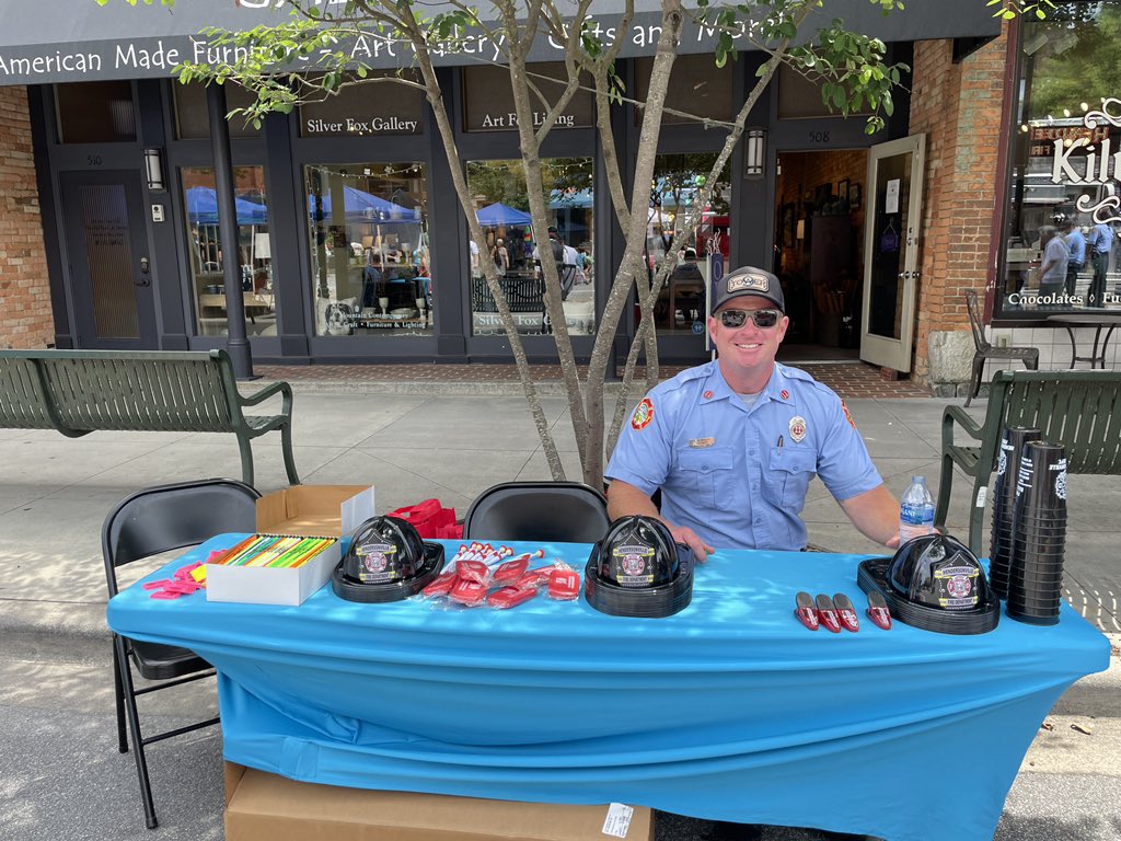HVLfire's tweet image. Bring the kids out to Love Hendo Saturday to get an up close look at our fire engine and ladder truck. We will be here until 2 pm! #lovehendo #touchafiretruck #touchatruck #lovehendosaturday #hvlfire #828isgreat