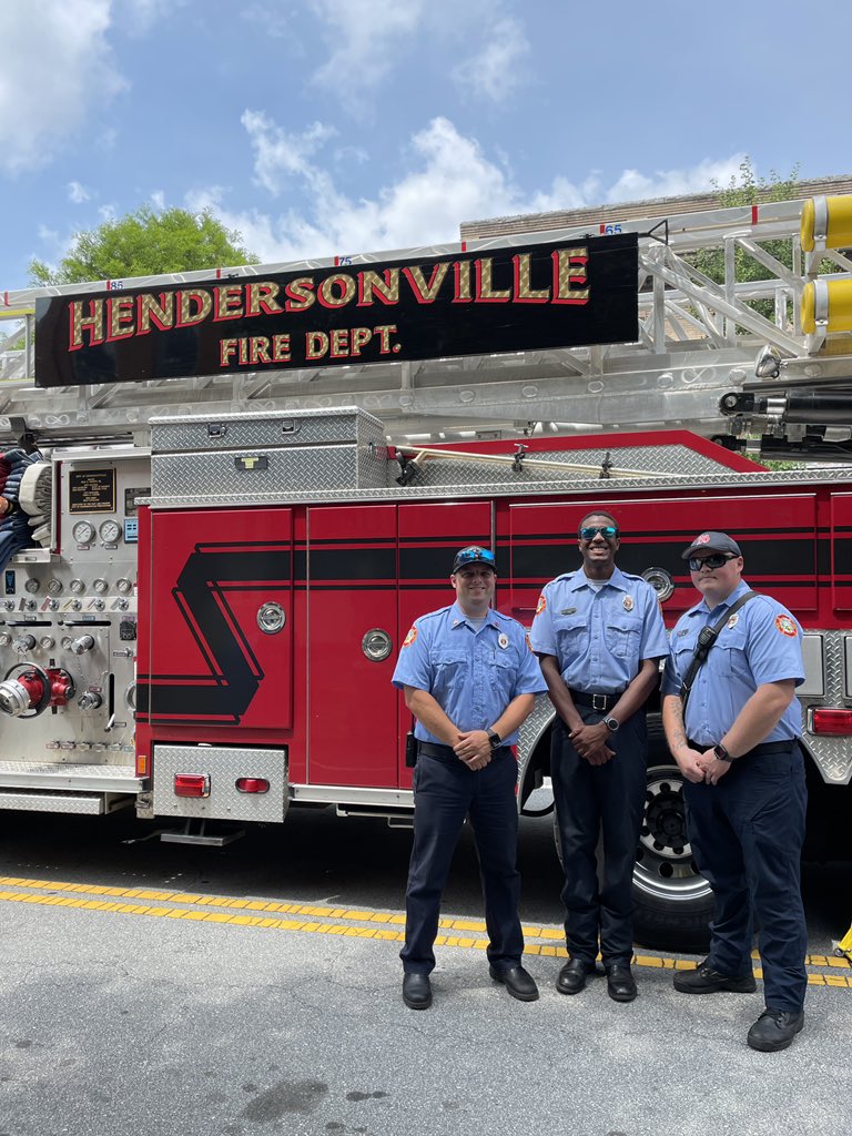 HVLfire's tweet image. Bring the kids out to Love Hendo Saturday to get an up close look at our fire engine and ladder truck. We will be here until 2 pm! #lovehendo #touchafiretruck #touchatruck #lovehendosaturday #hvlfire #828isgreat