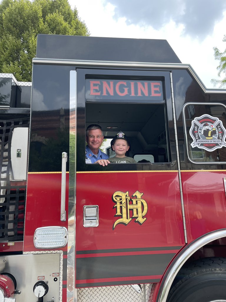 HVLfire's tweet image. Bring the kids out to Love Hendo Saturday to get an up close look at our fire engine and ladder truck. We will be here until 2 pm! #lovehendo #touchafiretruck #touchatruck #lovehendosaturday #hvlfire #828isgreat
