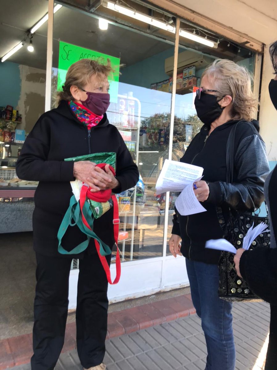 VaneBustosOk's tweet photo. #Timbreo en #Marmól  junto a los vecinos y las problemáticas de #Inseguridad que tenemos que enfrentar y cambiar en #AlmiranteBrown @camicrescimbeni @Pjmaseda @gaby_besana @LoreLunnaok @brownsingrieta https://t.co/g3wIe2og9o