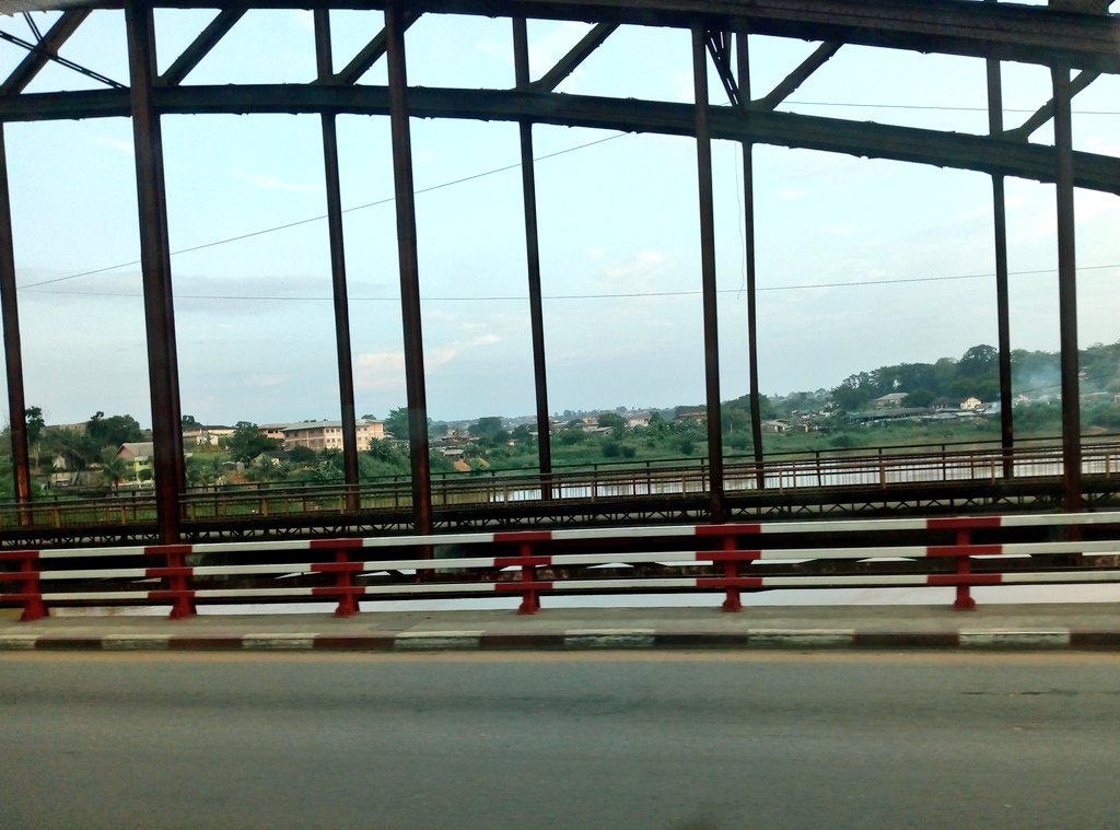 Le_TDK's tweet photo. Traversée des 2 ponts sur la Sanaga à Edéa à bord du #TrainExpress
#TrainExpressRelaunch https://t.co/4N6G86rWT9