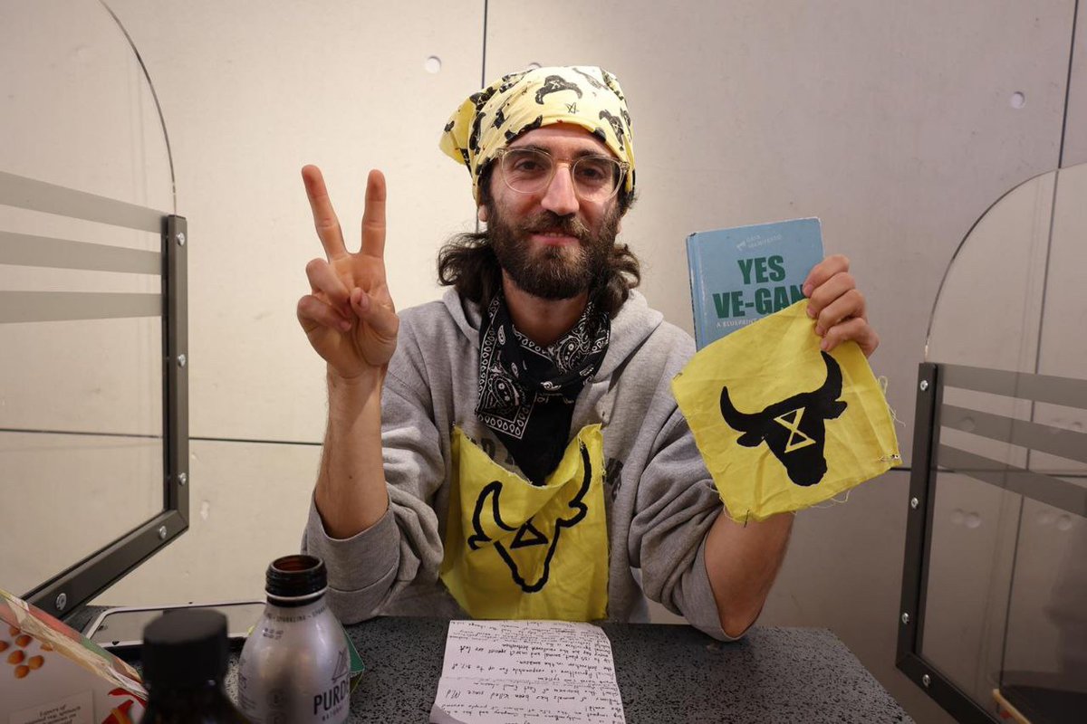 AnimalRising's tweet photo. Today Rebels went to @McDonaldsUK in Oxford Road. We brought plant based packed lunches, banners, flags and leaflets, and occupied tables inside the store. We stayed for one and a half hour eating our own plant based food, whilst making a stand for climate justice. https://t.co/7m0AgNx3ha