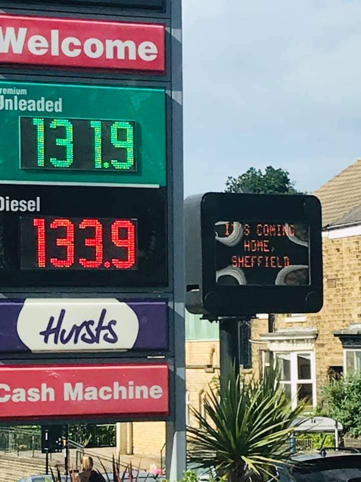 screwloose1980's tweet image. “It’s coming home, Sheffield” sign on Ecclesall Road South 🏴󠁧󠁢󠁥󠁮󠁧󠁿⚽️