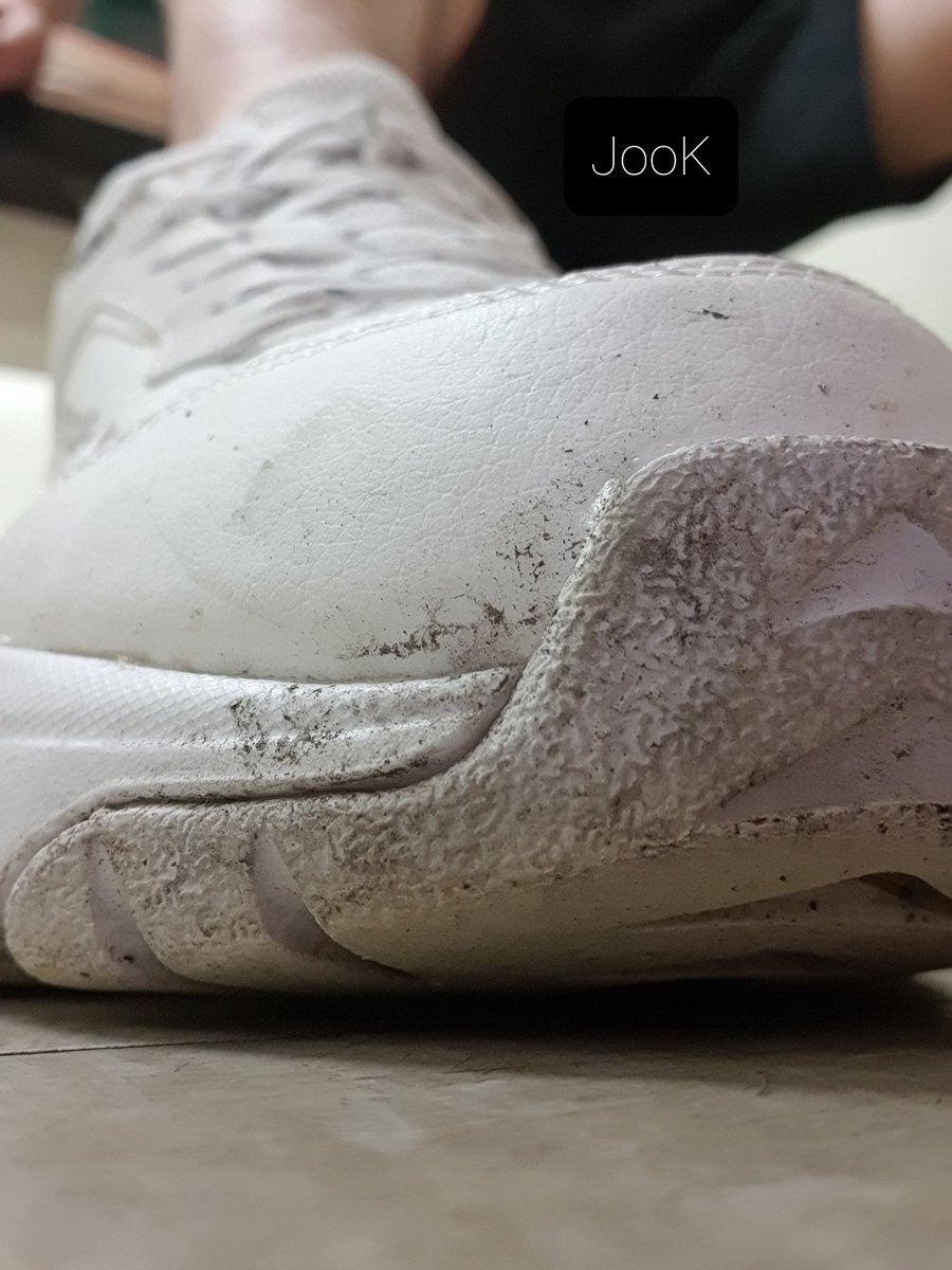 더러운 발걸레들아 바닥에 기어와서 감사인사 박고 쳐 핥아내라