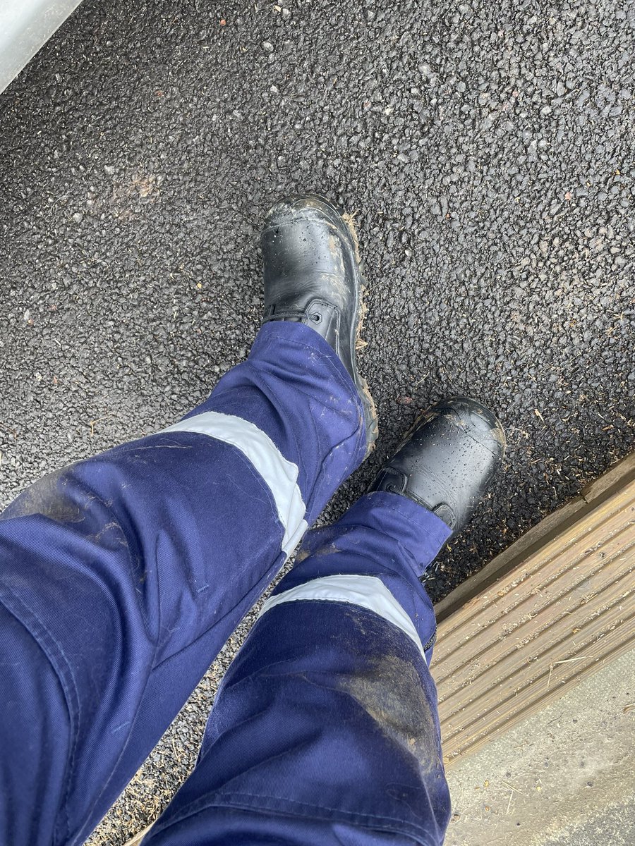 mjshawyer's tweet photo. Busy day for 22V1 even got muddy. Time for a quick clean and then back on it @SCAS999 @HantsIOW_fire #muddyboots #muddykit #MUDEVEYWHERE https://t.co/Ulqxg5QBL5