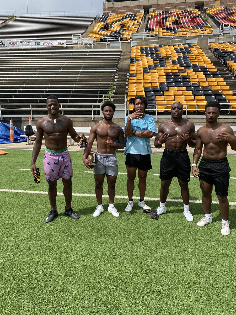 We blocking out full negativity and putting in the work. Many wouldn’t understand 🤝🖤 <a href="/keilon_elder/">Keilon 2️⃣3️⃣</a> <a href="/corey_russell6/">Cj Russell6️⃣</a> @jaylenjoseph_1 <a href="/tcassie6/">TEEDA MAN 🕺🏾</a> <a href="/CoachDre38/">DRE’ D. FUSILIER</a>