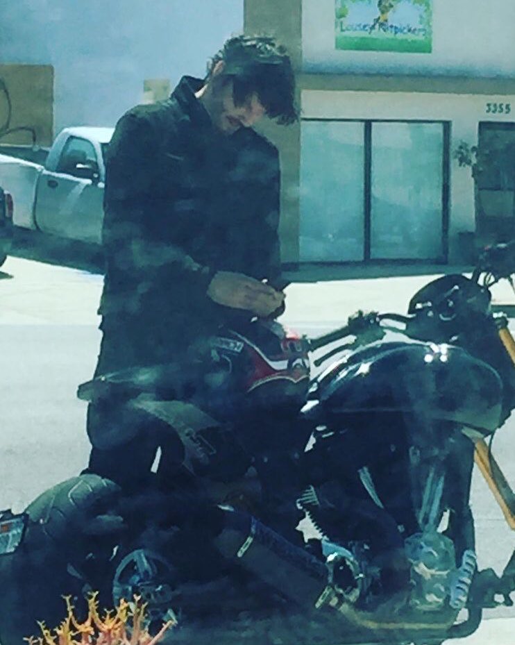robhuebel's tweet photo. Sometimes I think about that day I spotted Keanu pulled over on his motorcycle, checking his texts and smiling to himself and I realize that might have been the best day of my life https://t.co/B1LQ6wI64f