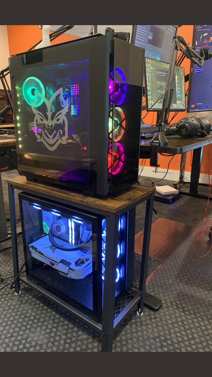 ItsWiKKiD's tweet image. Looking to branch into the dual PC setup world soon. And since I'm pretty tight on space atm, I've been looking at different PC stands. Anybody know where I would be able to get ahold of something like this?