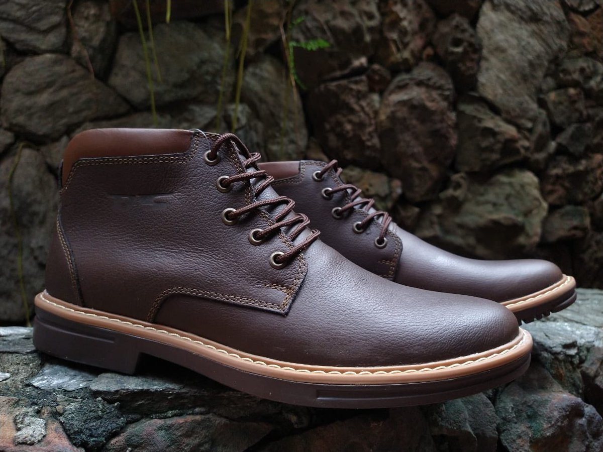 angwhatever's tweet image. Holi, les vengo a mostrar el calzado que vende mi papá! Hecho en Cúcuta, con material 100% cuero! Hacemos envíos nacionales desde Cúcuta. Mi papá dice que les da descuentos jajaj! 💛♥️ sería genial si me dan rt y me ayudan a vender más y más!