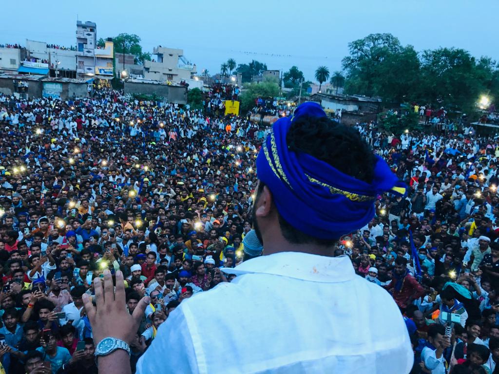 Kush_voice's tweet photo. #नेमावर_हत्याकांड  पर चल रहे आंदोलन की दो क्रांतिकारी तस्वीरें, दलित और आदिवासी एक साथ न्याय की आवाज को बुलंद करते हुए! https://t.co/8KbRdakhYe