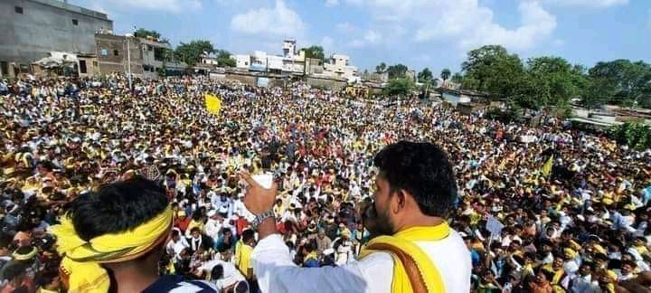 Kush_voice's tweet photo. #नेमावर_हत्याकांड  पर चल रहे आंदोलन की दो क्रांतिकारी तस्वीरें, दलित और आदिवासी एक साथ न्याय की आवाज को बुलंद करते हुए! https://t.co/8KbRdakhYe