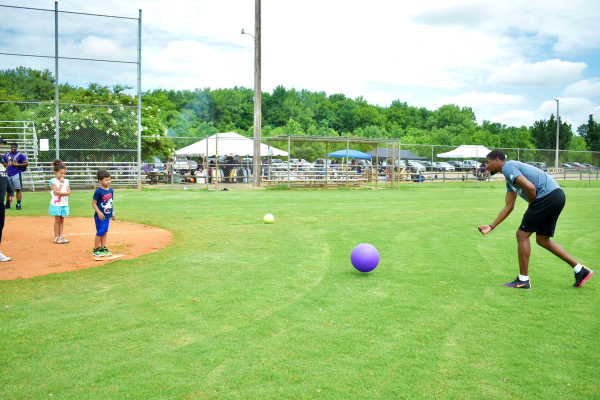 coachHillEley's tweet photo. Just kickin’ it!’ 👟😎  Fun afternoon at Peter Crump Elementary! 🐝🐝#Hornetsinthecommunity #STATEofmind #MyAsu https://t.co/HCZwsTydeD