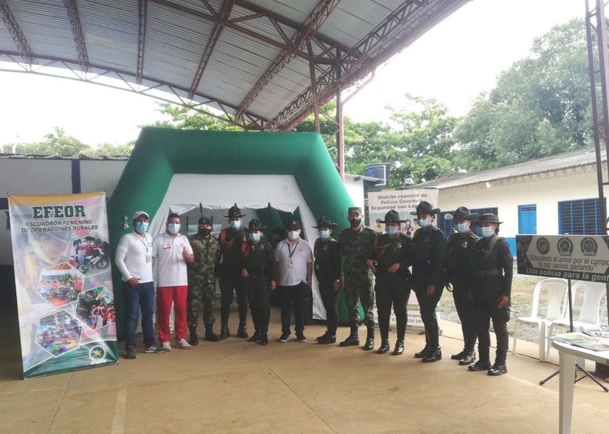 SENA_Antioquia's tweet image. #AEstaHora Socializamos portafolio de servicios @SENA_Antioquia #Ctpga en Jornada Interinstitucional con el @COL_EJERCITO  @ComfenalcoAnt, @PoliciaColombia   @Alcaldi_Caceres a toda la comunidad del corregimiento de #Guarumo. Articulando para la transformación social. #SomoSENA